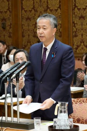 　参院予算委で質問する金子道仁氏（日本維新の会）