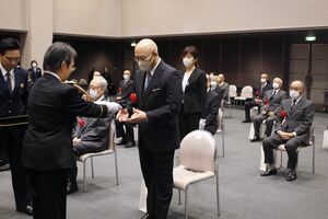 新潟県警の滝澤依子本部長(左)から勲章を受け取る元警察官=11月5日、新潟市中央区