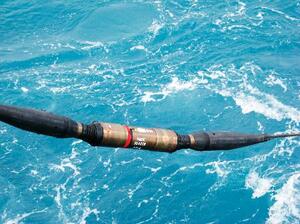 　敷設される海底ケーブル（ＮＥＣ提供）