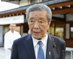 靖国神社の参拝を終え取材に応じる自民党の森山幹事長=14日午後、東京・九段北