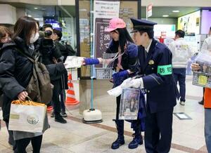 　受験生の痴漢被害を防ごうと東武東上線池袋駅でチラシを配る警視庁の警察官ら＝１３日午前