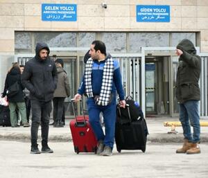 　カプキョイ国境検問所を通過する人たち＝８日、トルコ東部カプキョイ（共同）