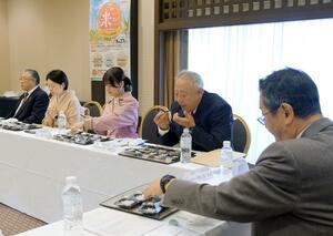 コメの味や香りなどを吟味する審査員=新発田市月岡温泉