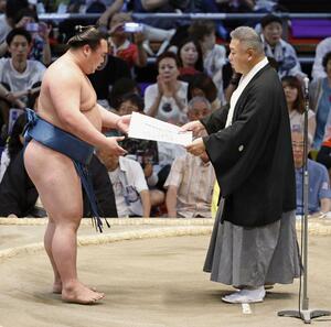 十両で優勝し、賞状を受け取る白熊＝ドルフィンズアリーナ