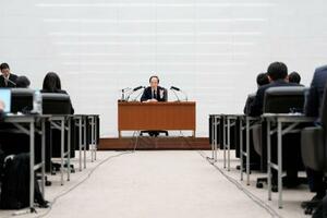 金融政策決定会合後、記者会見する日銀の植田総裁=30日午後、日銀本店