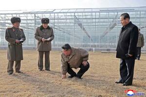 　北朝鮮北西部・新義州周辺で完成間近の温室農場を視察する金正恩朝鮮労働党総書記（左から３人目）＝２６日（朝鮮中央通信＝共同）
