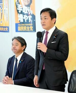 国民民主党の両院議員懇談会で発言する玉木代表。左は榛葉幹事長=17日午前、国会