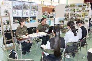 「企業発見フェア」で、自社の特徴を高校生にアピールする企業担当者ら=阿賀野市岡山町