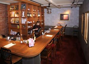 カウンター席でコーヒーや酒類が飲めるパーラー菊池屋=新潟市中央区古町通5