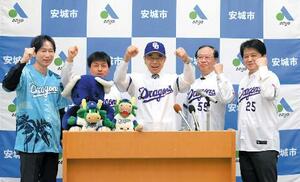 　プロ野球中日の新しいファーム拠点誘致に意欲を見せる、愛知県安城市の三星元人市長（中央）ら＝２月（同市提供）
