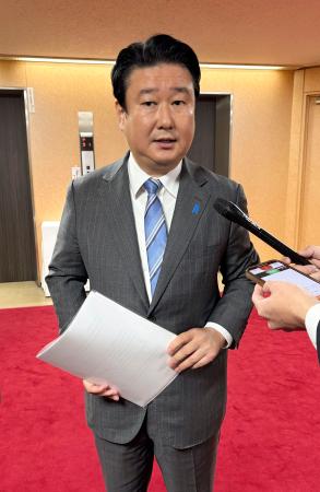 離党届を提出するため自民党本部を訪れ、取材に応じる和田政宗元参院議員=20日午後、東京・永田町