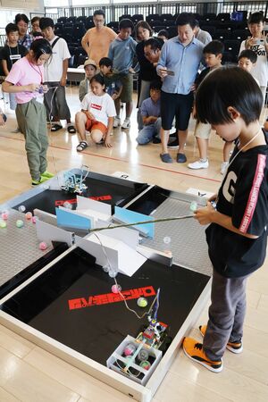 小学生が操作の腕前を競ったロボコンジャパンカップの決勝大会=三条市元町