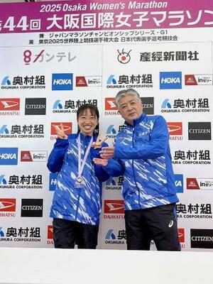 女子マラソンの小林香菜(左)と大塚製薬の河野匡監督=1月、大阪市