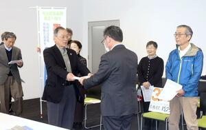 県民投票の実現に向け集めた署名を魚沼市選挙管理委員会に提出する市民団体の関係者ら=10日、魚沼市