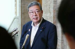 石井章参院議員の事務所などが家宅捜索されたことを受け、取材に応じる日本維新の会の中司幹事長=27日午後、国会