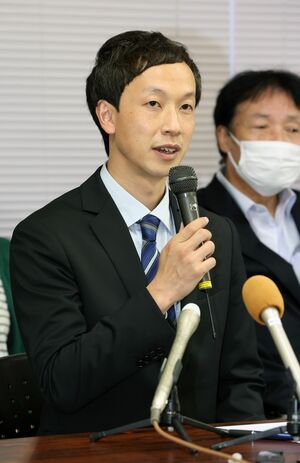 新潟市長選への立候補を表明した鈴木映氏=9月22日、新潟市中央区
