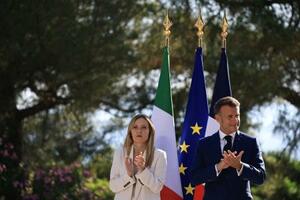 　セレモニーで拍手するフランスのマクロン大統領（右）とイタリアのメローニ首相＝２５日、アンティーブ（ロイター＝共同）