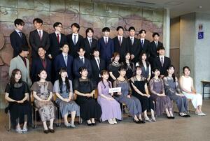 記念撮影する「二十歳のつどい」の参加者=妙高市文化ホール
