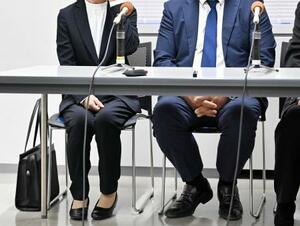 　初公判後、取材に応じる松本凰汰さんの両親＝２６日午後、高知市