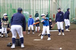高校生が考えた練習メニューに取り組む子どもたち=十日町市本町西1