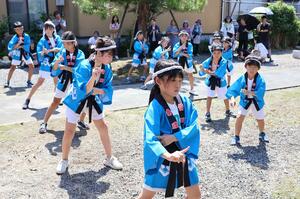 習得した踊りを披露した菅田の子どもたち=胎内市菅田