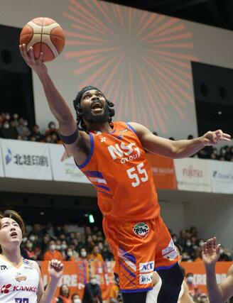 新潟-岡山 第2クオーター、シュートを決めるネルソン=アオーレ長岡