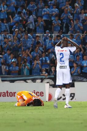 残留に向けた大一番を落とし、うなだれる新潟の選手＝９月２０日　横浜市のニッパツ三ツ沢球技場