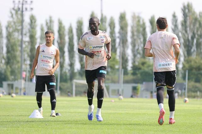 復帰が見込まれるDFジェイソン・ゲリア(中央)=聖籠町