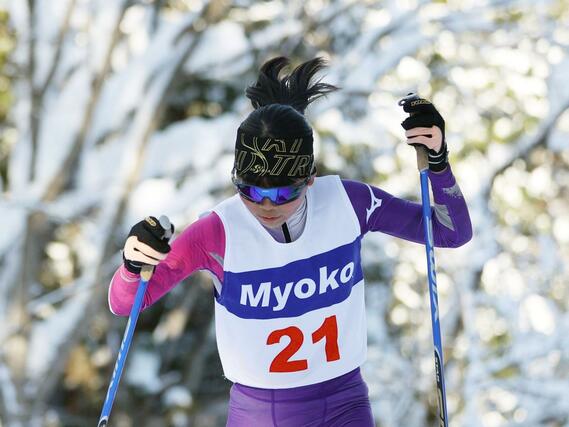 女子後半距離 優勝した野呂梨渚奈(新井)が後続を突き放す=妙高市