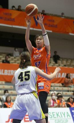 新潟－山梨ＱＢ　第１クオーター、シュートを放つ中道玲夏＝アオーレ長岡
