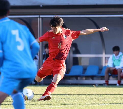 新潟明訓-阪南大高 後半、木間がシュートを放つが相手GKに防がれる=NACK5