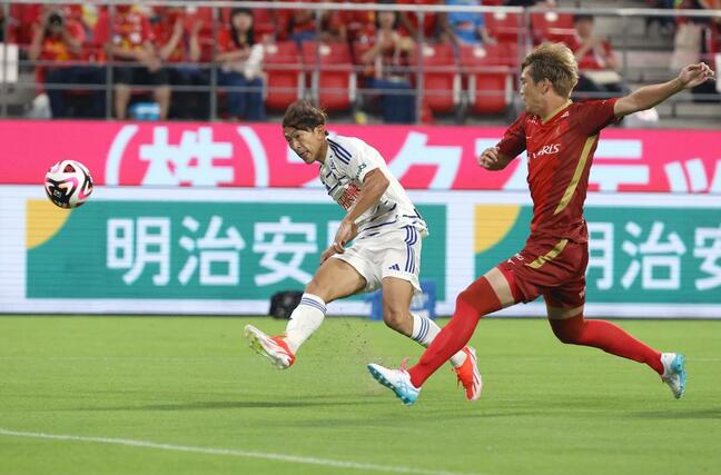 前半、シュートを放つ新潟の太田修介＝９月１８日、豊田スタジアム