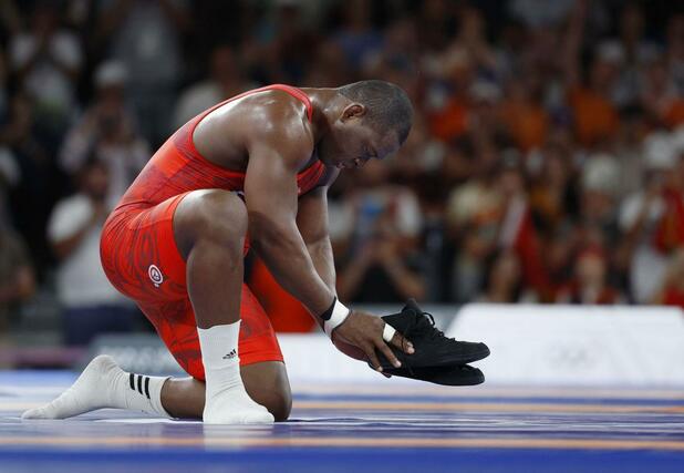 男子グレコローマン１３０キロ級で５連覇を達成したキューバのロペスヌネス。多くの観客が見守る中、シューズをマットの中央に置き、栄光の現役生活に別れを告げた＝パリ（共同）