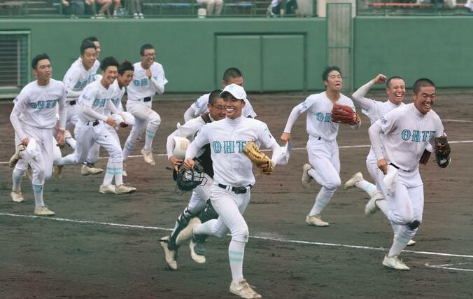 長岡大手－東京学館　２－１で東京学館に勝利し笑顔の長岡大手の選手＝長岡市悠久山球場