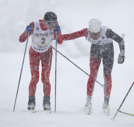 男子リレー　２走小嶋心哉（右）が３走宮下幸大にリレー