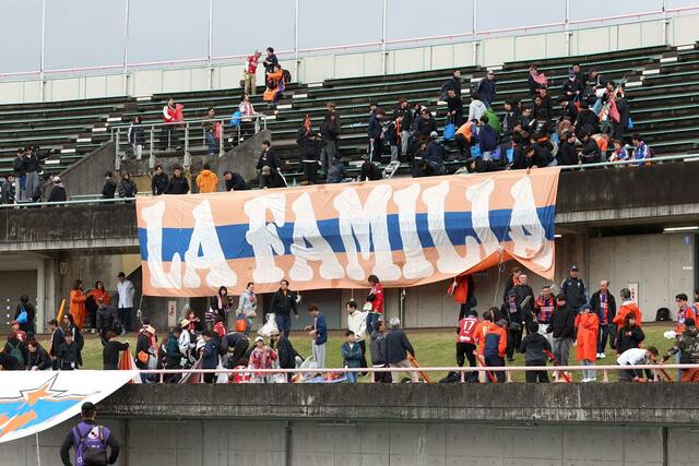 応援に駆けつけた新潟サポーター＝富山市の富山県総合運動公園