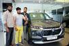 　インド北部グルガオンにあるスズキの販売店で車を購入した地元の男性（中央）ら＝１７日（共同）
