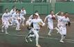 2-1で東京学館に勝利し笑顔の長岡大手の選手=2024年7月14日、長岡市悠久山球場