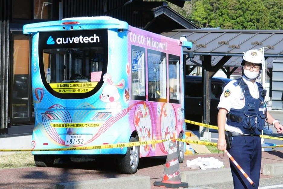 続報・弥彦自動運転バス事故】2人下敷き、男性は頭部出血で重傷 村は