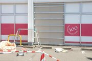 100円ショップに70代女性運転の車が突っ込む、駐車時にブレーキとアクセル踏み間違えか／上越市