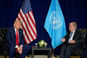 国連のグテレス事務総長(右)と会談するトランプ米大統領=23日、ニューヨーク(ロイター=共同)