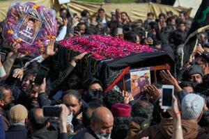 　パキスタン首都イスラマバードのモスクで起きた自爆で、犠牲になった子どものひつぎを運ぶ人々＝７日、イスラマバード（ＡＰ＝共同）