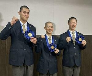 選抜高校野球大会の優勝報告会を終え、取材に応じる大阪桐蔭の黒川虎雅主将(中央)ら=7日、大阪府大東市