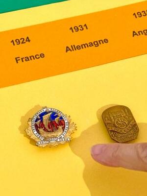 フランス中部ルーアンの博物館に展示された第1回デフリンピックのブローチ=10月(共同)