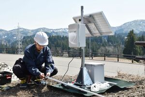 サルのGPS情報を受信するための基地局を設置する担当者=長岡市東中野俣