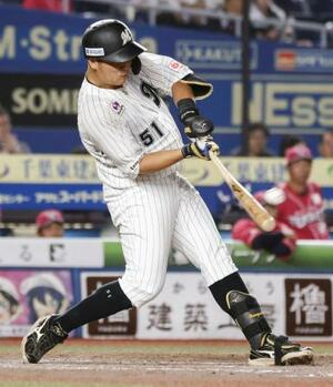 4回ロッテ2死一、三塁、山口が左越えに3ランを放つ。20日の試合から4打席連続本塁打とし、パ・リーグ記録に並んだ=ZOZOマリン