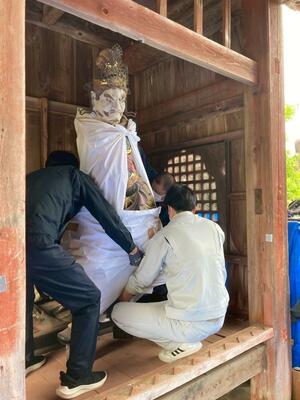 東山寺山門修復工事のため、運び出される広目天=三条市小滝