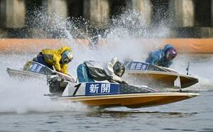 第5日、優勝戦進出を決めた新開航(手前)=ボートレース宮島
