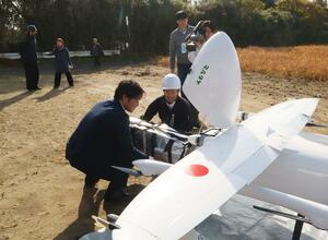 ドローンによる医薬品輸送の実証実験＝１１月２７日、新潟市西区