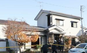 住宅の一部を焼いた火災の現場=2日午前9時半すぎ、三条市西本成寺2